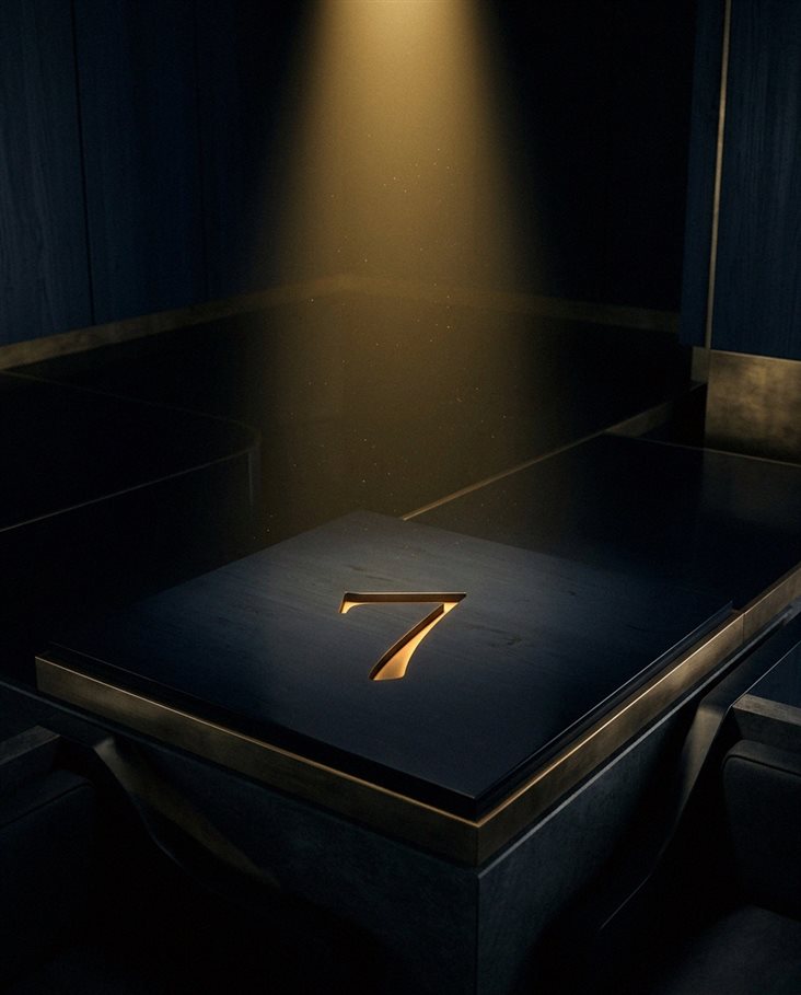 Homme consultant son téléphone et souriant discrètement